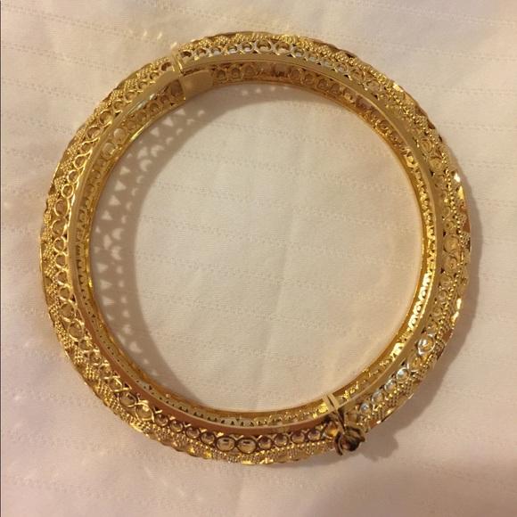 Intricate gold bangle - Picture 1 of 3